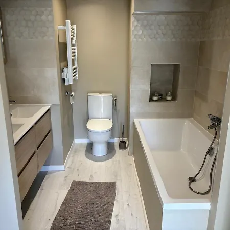 Villa Familiale Climatisee Avec Piscine, Jardin Et Parking A *